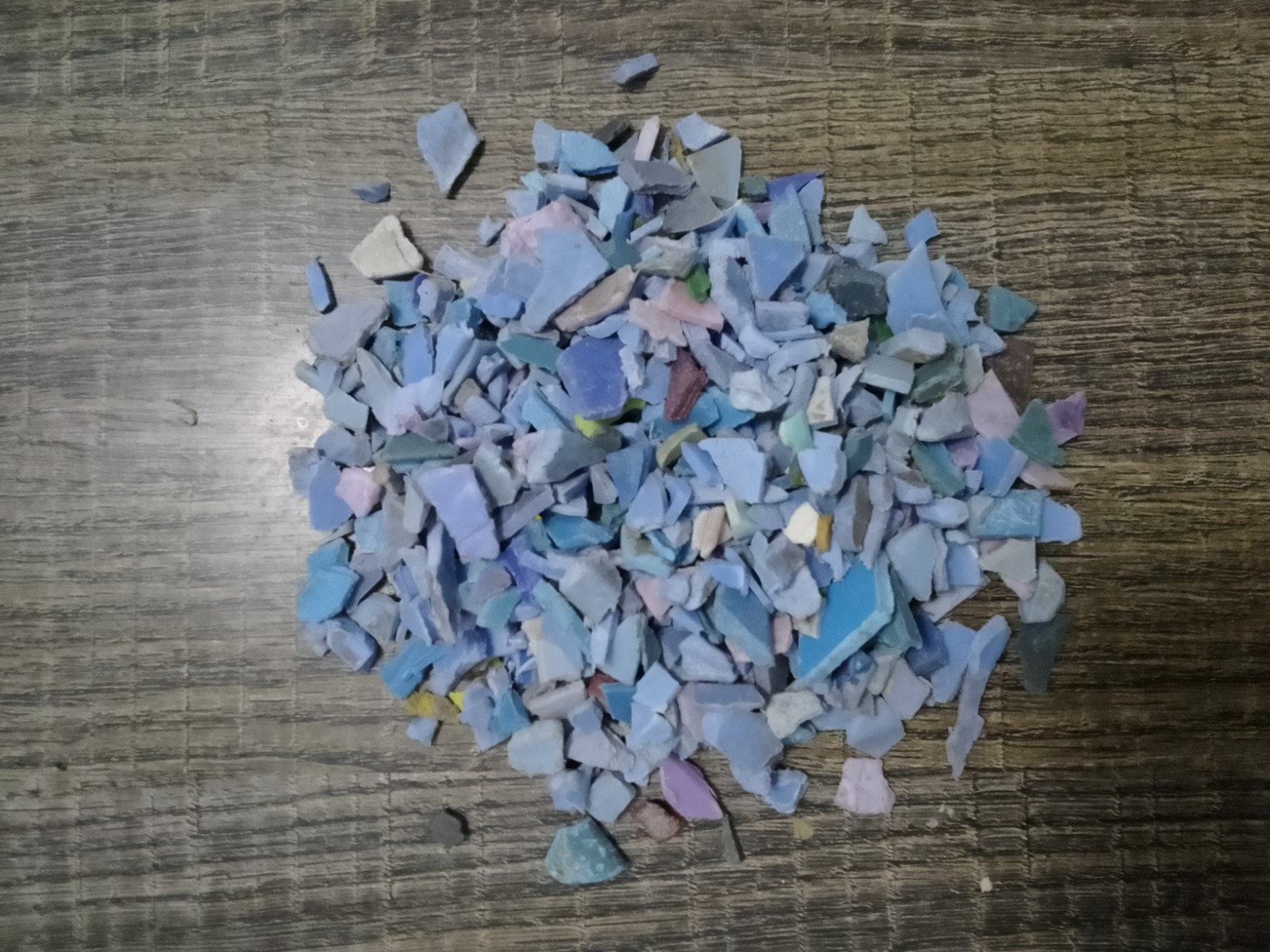 17. Crushed PP Chairs Blue flakes